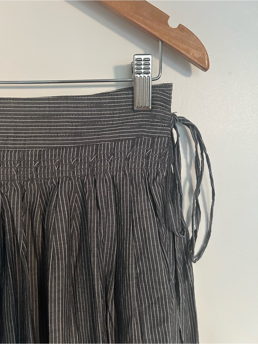 Vince Slate-black Striped Midi Skirt with Smocked Waist - Picture 4 of 7